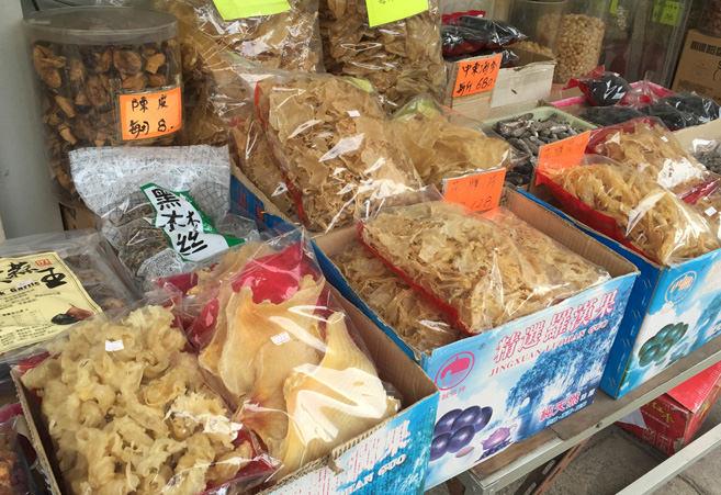 A dried seafood store in Hong Kong that sells range of products including fish maw, shark fin and a range of other marine species © WWF-Hong Kong / Tracy Tsang