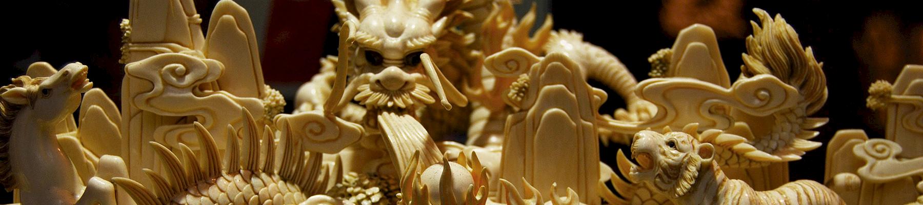 Ivory carvings on display at a shop in Hong Kong © vince42 / Generic CC 2.0