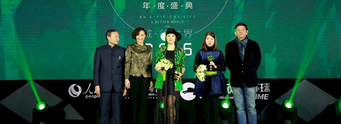 TRAFFIC's Sammi Li (second from right) receiving the award on behalf of WWF and TRAFFIC © huanqiu.com