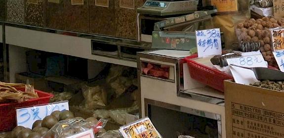 Seafood shops in Hong Kong © Joyce Wu / TRAFFIC 