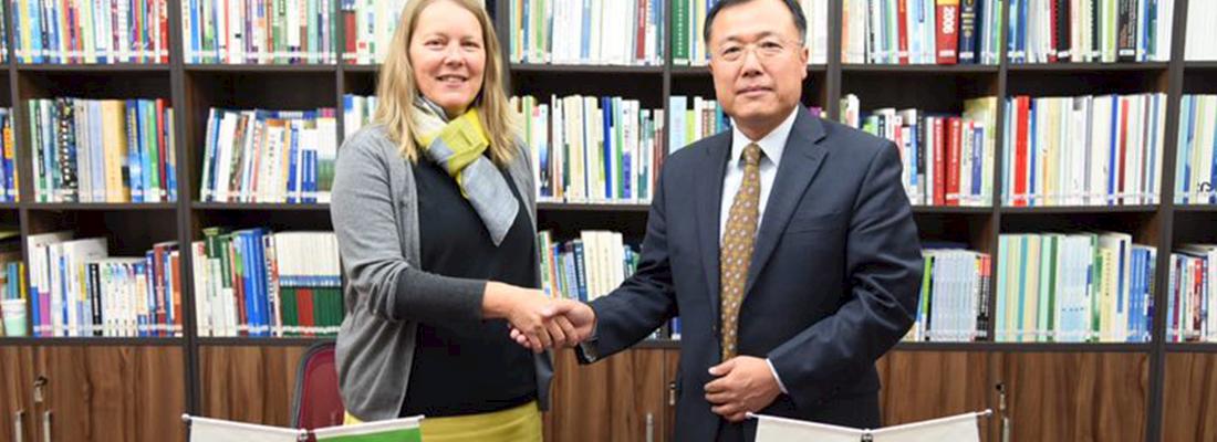 Elisabeth Rüegg, FairWild Foundation Board Member and Mr Li Tienan, Director of CSCA, signing the accreditation contract © TRAFFIC