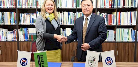 Elisabeth Rüegg, FairWild Foundation Board Member and Mr Li Tienan, Director of CSCA, signing the accreditation contract © TRAFFIC