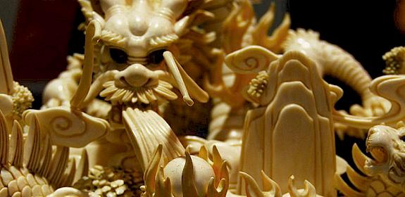 Ivory carvings on display at a shop in Hong Kong © vince42 / Generic CC 2.0