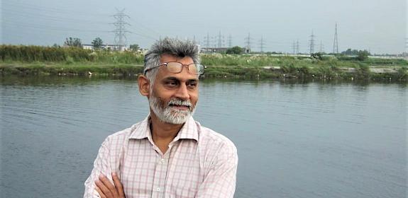 Manoj Kumar Misra by the Yamuna River | Image courtesy of Peace Institute, Delhi.