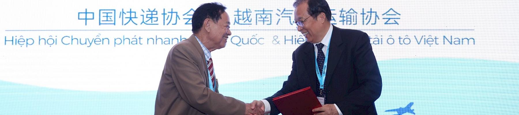 [left] Do Xuan Hoa, Vice Chairman of VATA [right] Han Ruilin, Vice Chairman of CEA sign Memorandum of Understanding