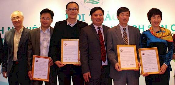 Hanoi: nine businesses today signed pledges to adopt wildlife protection into their CSR policies © TRAFFIC