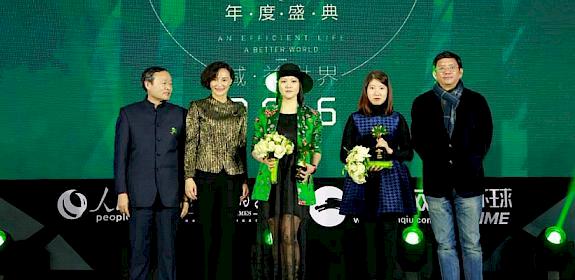 TRAFFIC's Sammi Li (second from right) receiving the award on behalf of WWF and TRAFFIC © huanqiu.com