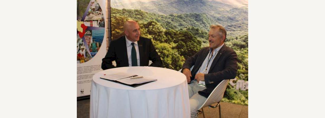 Steven Broad of TRAFFIC (l) and Steven Johnson of ITTO during the MoU signing betweem two orgnaizations © TRAFFIC
