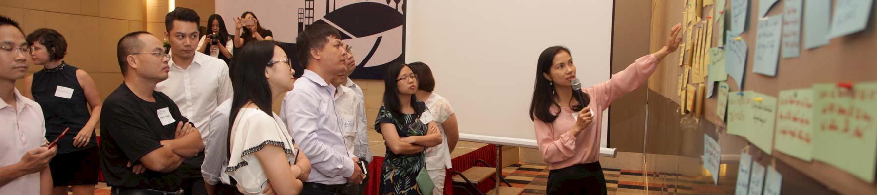 Le Thi Thu Thuy, Vice-Director at VCCI's SME Support Centre, talks through participants' CSR plans © TRAFFIC
