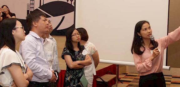 Le Thi Thu Thuy, Vice-Director at VCCI's SME Support Centre, talks through participants' CSR plans © TRAFFIC