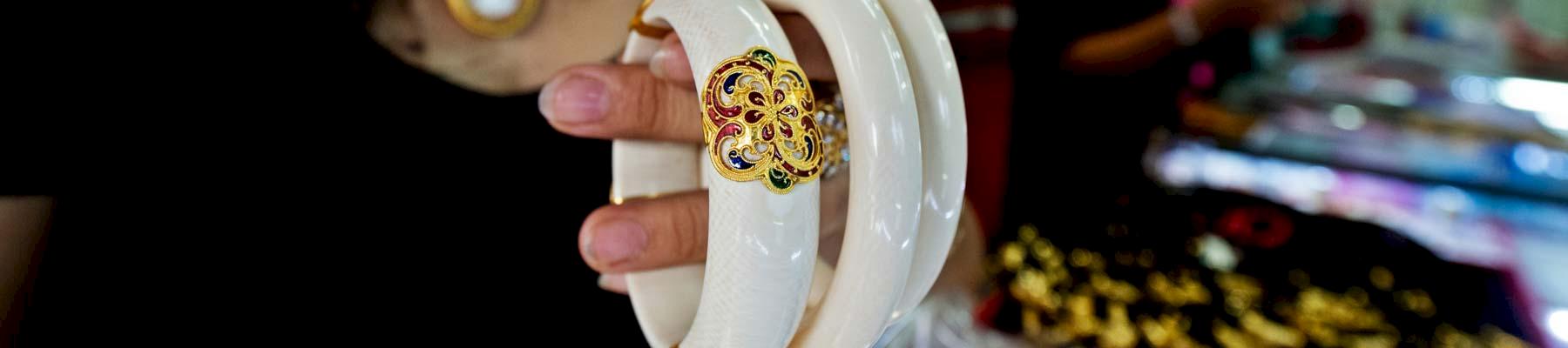 Elephant ivory products for sale in Tha Phrachan market, Thailand © WWF / James Morgan