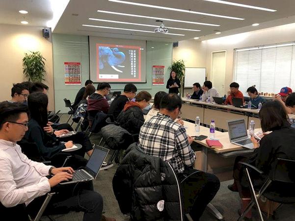 TRAFFIC’s Cheng Jing shares wildlife trade knowledge with participants at a Baidu wildlife cybercrime workshop in Beijing, China