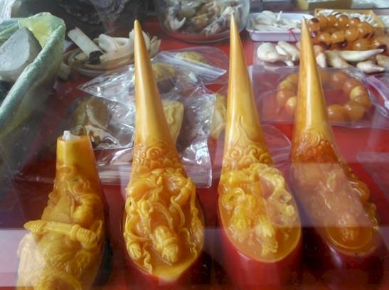 Carved Helmeted Hornbill casques for sale in Myanmar © C. Shepherd / TRAFFIC